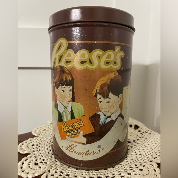Vintage Reese’s Tin. Condition issues-preloved - Picture 3 of 10